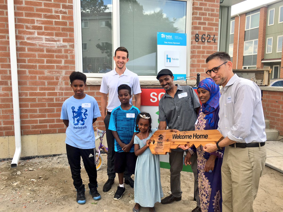 HabitatGTA's tweet photo. Our amazing visionary sponsor @HavasCanada presents our partner family with a key to their new home! #TorbramBuild #OYEE https://t.co/XZBot2mOPX