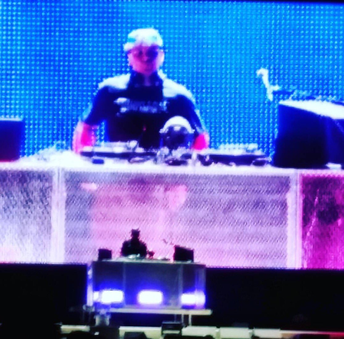 mixmastermike's tweet photo. Taking the 6 over before the gods get on. @Metallica @RogersCentre #toronto #worldwiredtour #metintoronto #metallica #mixmastermike https://t.co/OxMK88RsmX