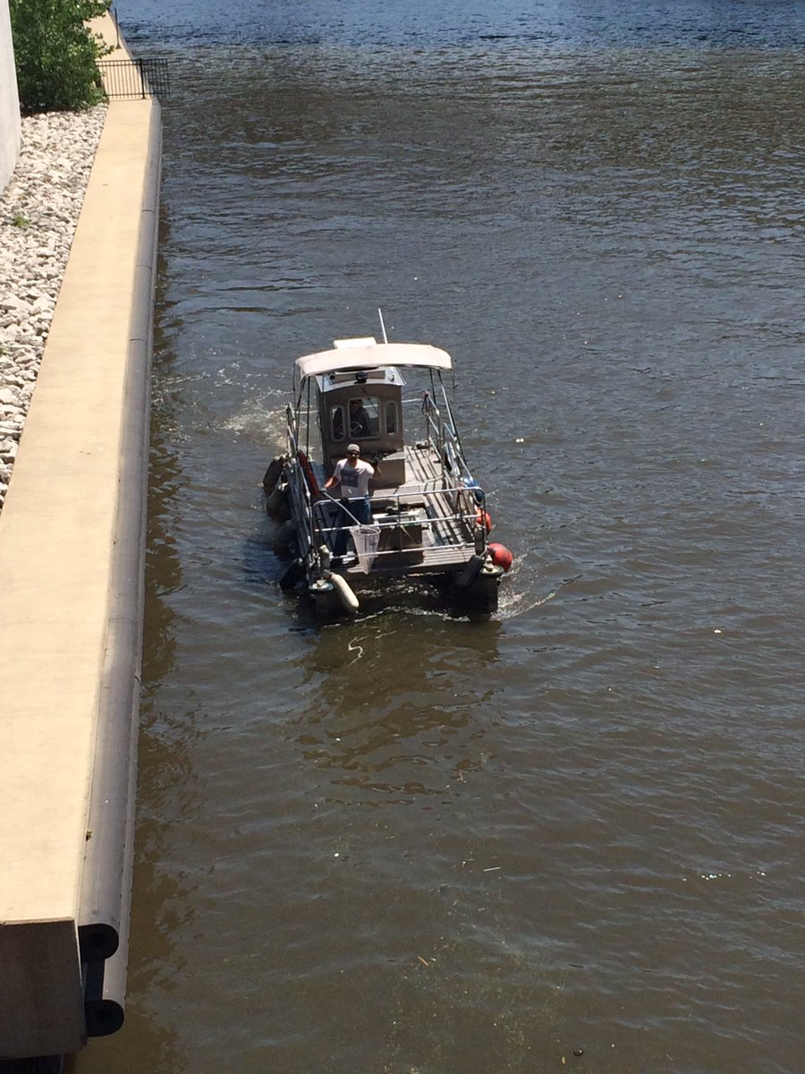 chicagoriver's tweet photo. Thanks @MWRDGC skimmer boat for cleaning up the #chicagoriver #cleanerriver https://t.co/v70mD1Zh8P
