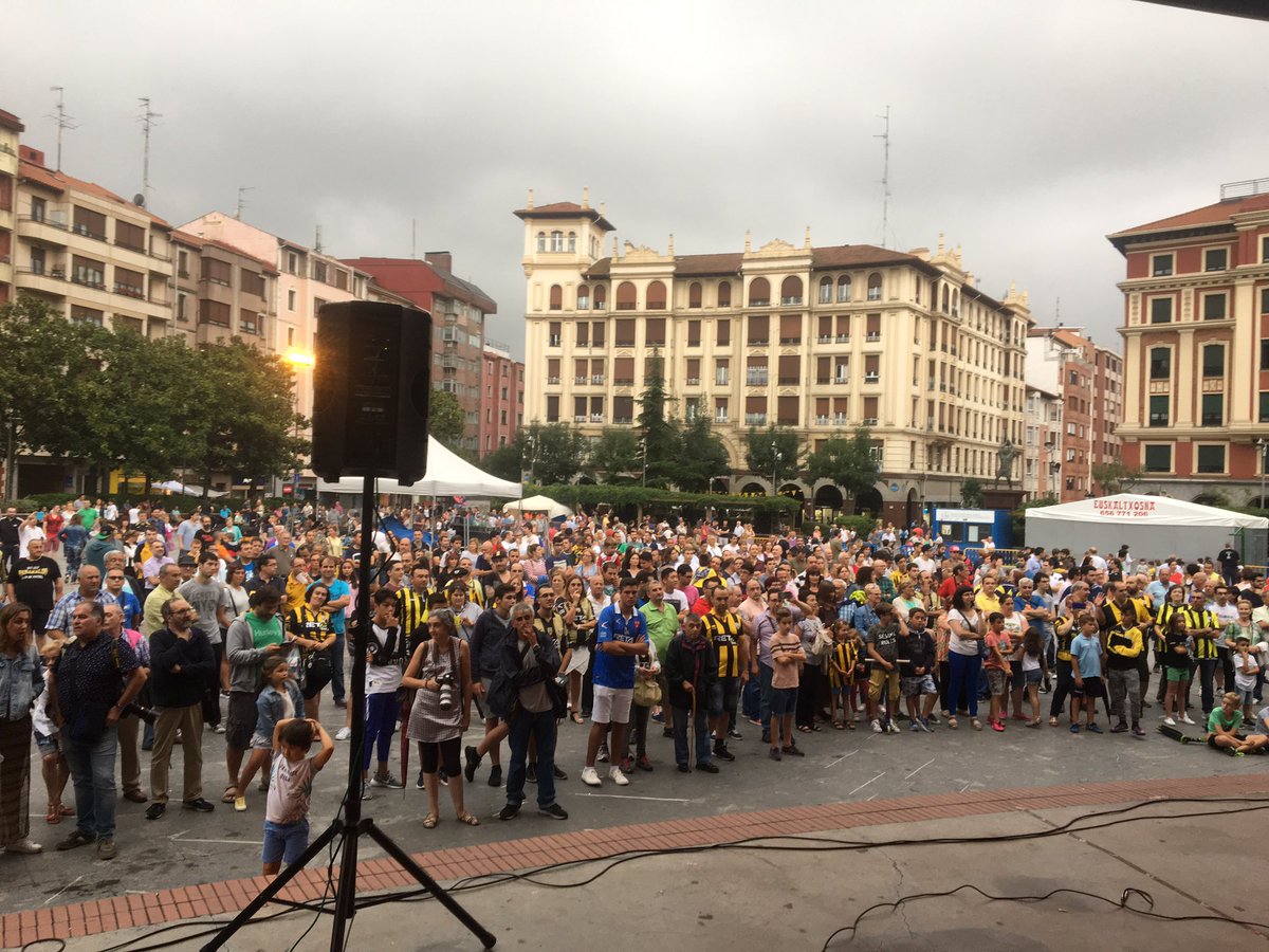 BarakaldoCF's tweet photo. Gracias a todos/as los asistentes a la presentación! Agradecidos por tan buena acogida y abarrotar la plaza ! Goazen !! https://t.co/NKAFAuHFd3