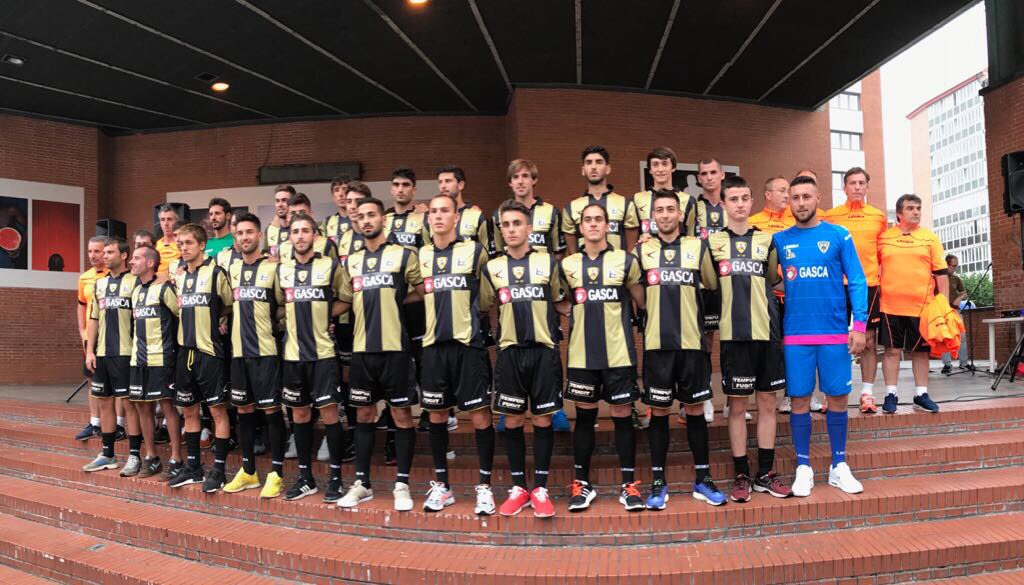 BarakaldoCF's tweet photo. Gracias a todos/as los asistentes a la presentación! Agradecidos por tan buena acogida y abarrotar la plaza ! Goazen !! https://t.co/NKAFAuHFd3