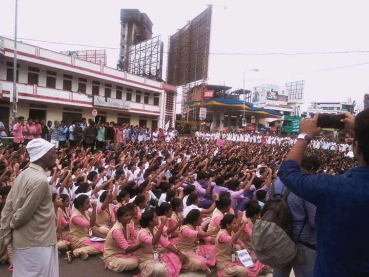 vcmofficialnews's tweet photo. Nurses are on streets across the Kerala. protesting against the low wages and implementation of Supreme court suggestion. https://t.co/L53kHxK9fQ