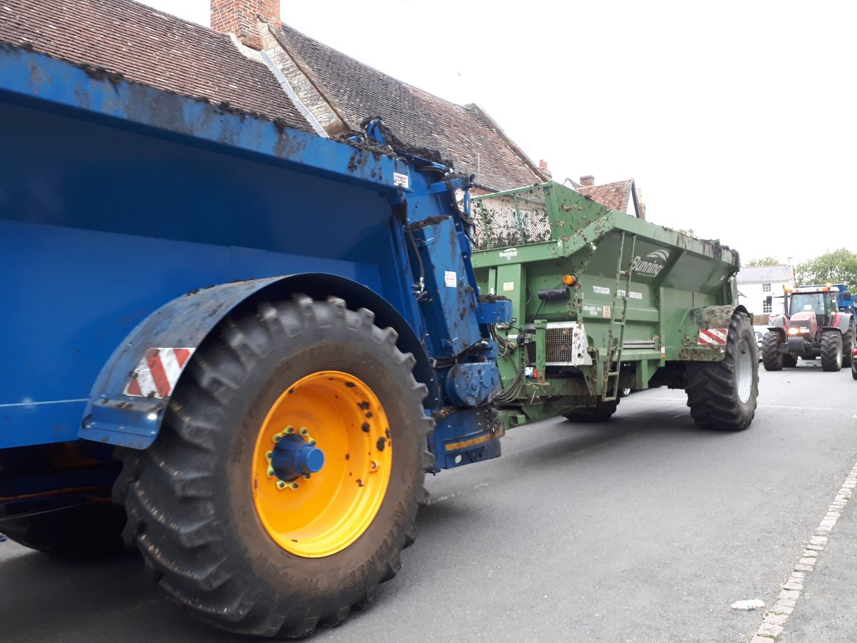 WellesbournCops's tweet photo. A little bit of traffic chaos in #Kineton this evening! All sorted now. Please park wisely #roadwidth #farmvehicles https://t.co/nqe7K8Mbvo