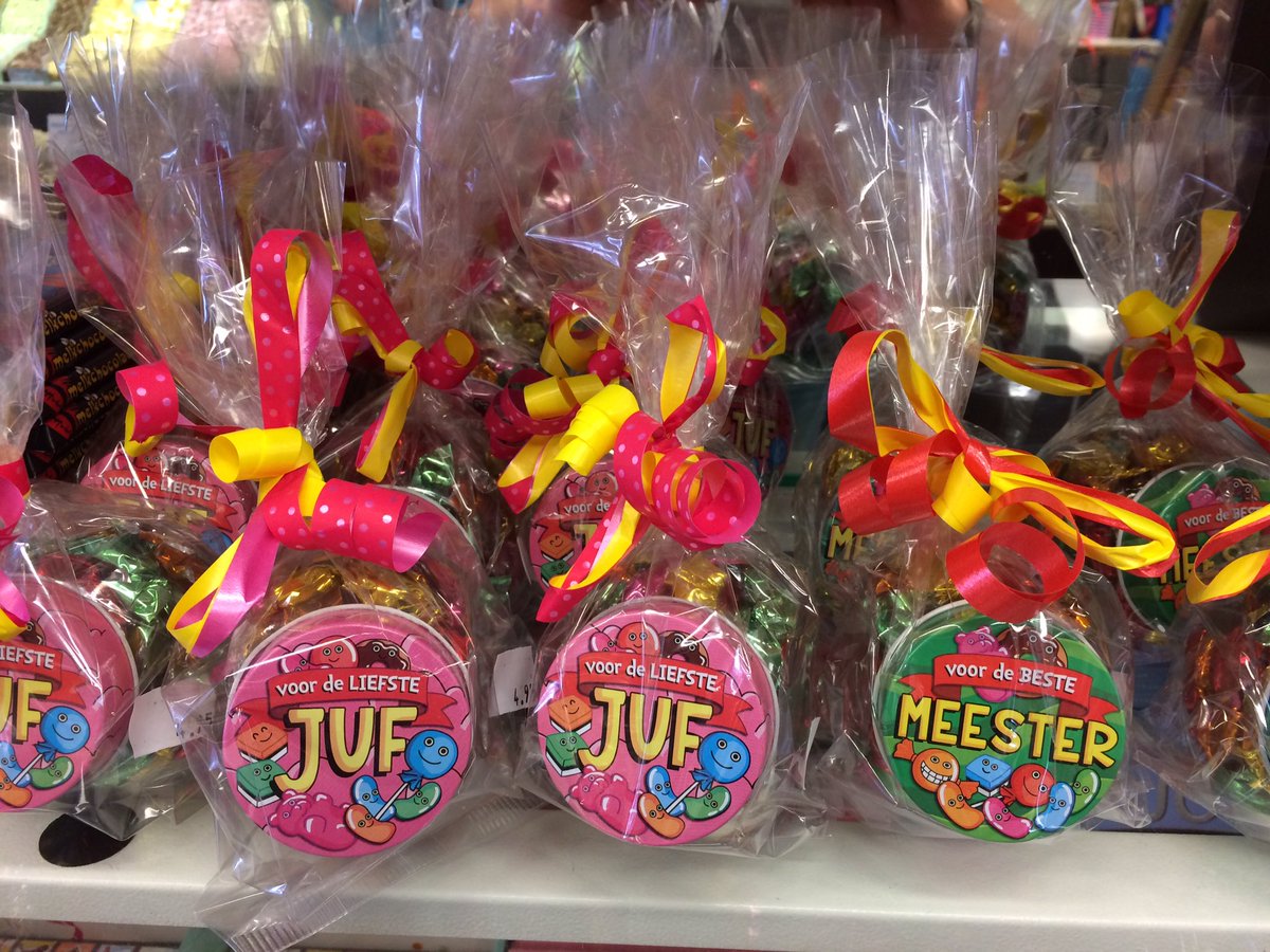 sunsweetskn's tweet photo. Lekkere cadeautjes voor de liefst Juf en beste Meester https://t.co/QYzIX1M9Oy