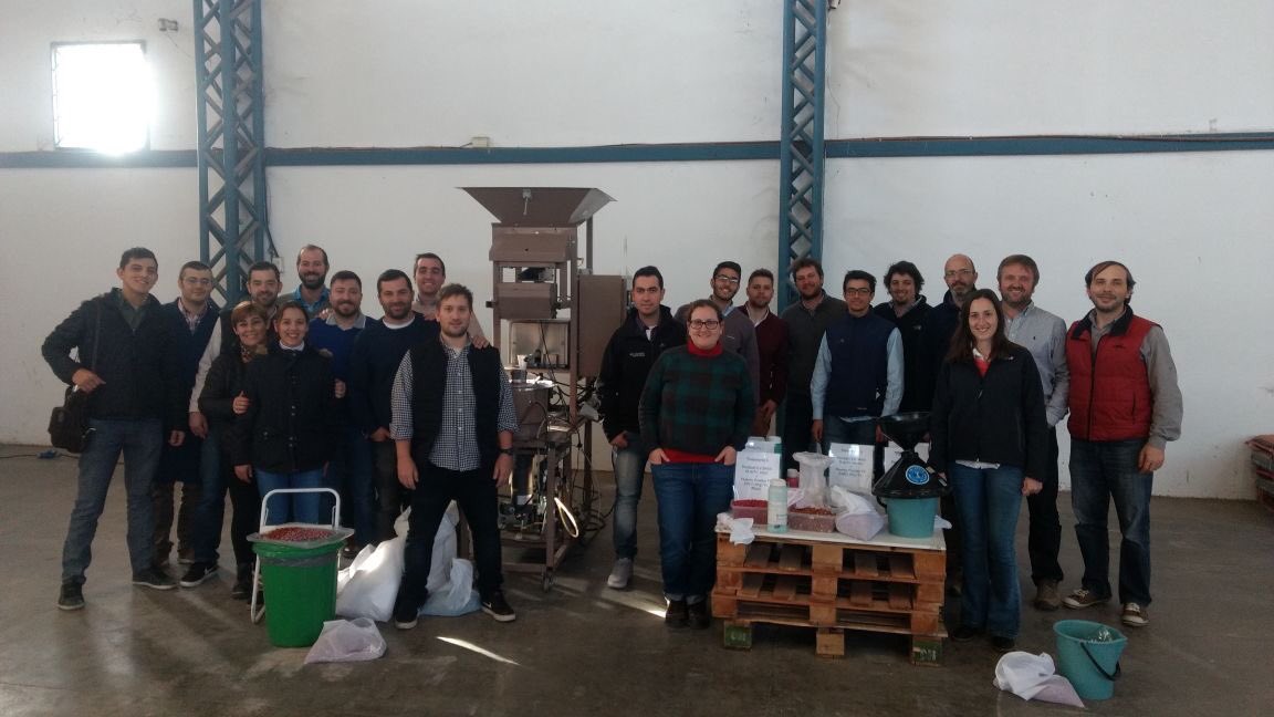 luirodriguez23's tweet photo. 2do Workshop Calidad de Semilla en Mani. Demostración de #BayerEquipment #Bayer #BayerSeedGrowth #CreatePro #CreateProMax https://t.co/iAV6WftxGB