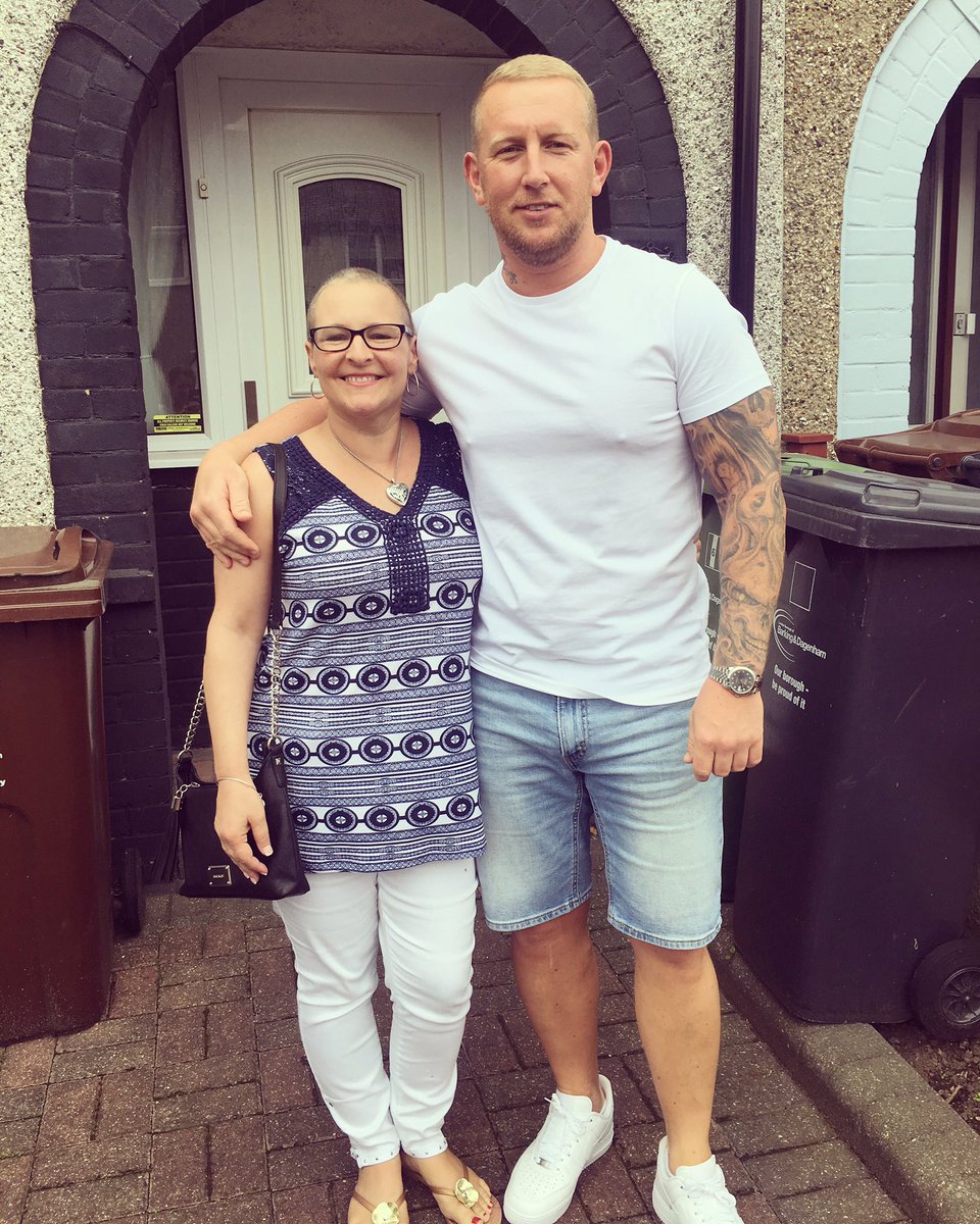 GaryPagey's tweet photo. With my big sister who just kicked cancers arse 💪🏻💪🏻❤️❤️ https://t.co/Uq0004OlKN