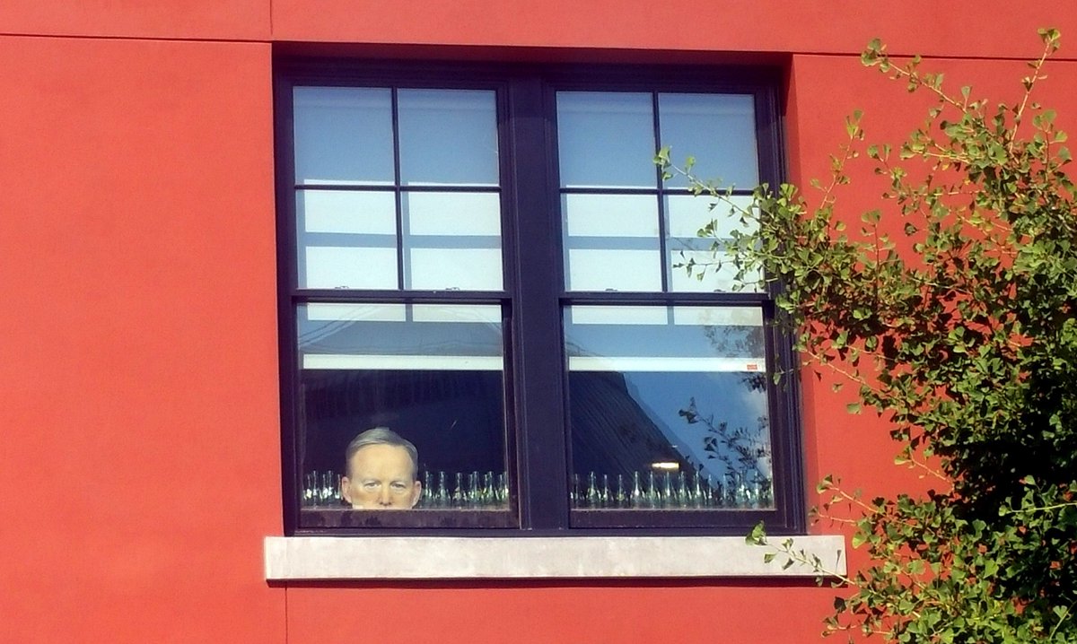 fotogAP's tweet photo. Sean Spicer spotted hiding in Portland, OR, this last weekend. https://t.co/20f77XmYSO