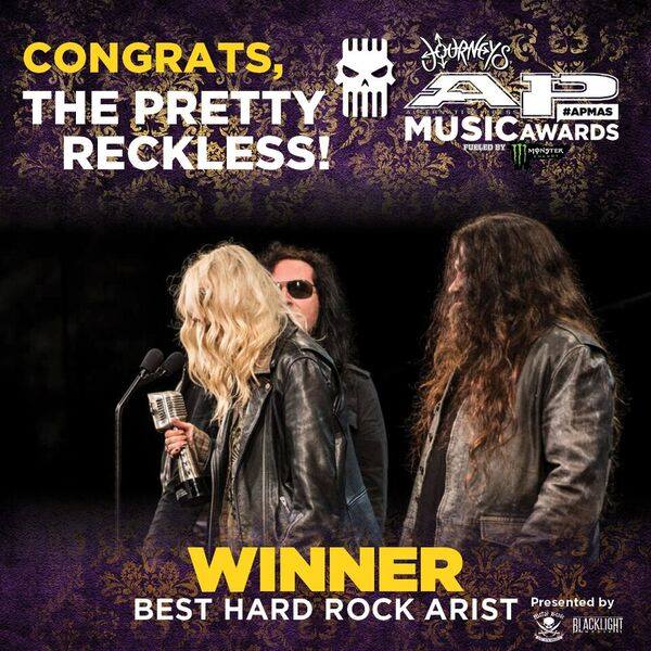 TPR_Source's tweet photo. CONGRATULAZIONI AI NOSTRI THE PRETTY RECKLESS PER ESSERSI AGGIUDICATI L'AWARD COME ''BEST HARD ROCK ARTIST'' AGLI #APMA2017 💥🎉🍾 https://t.co/xzAsNuUcqZ