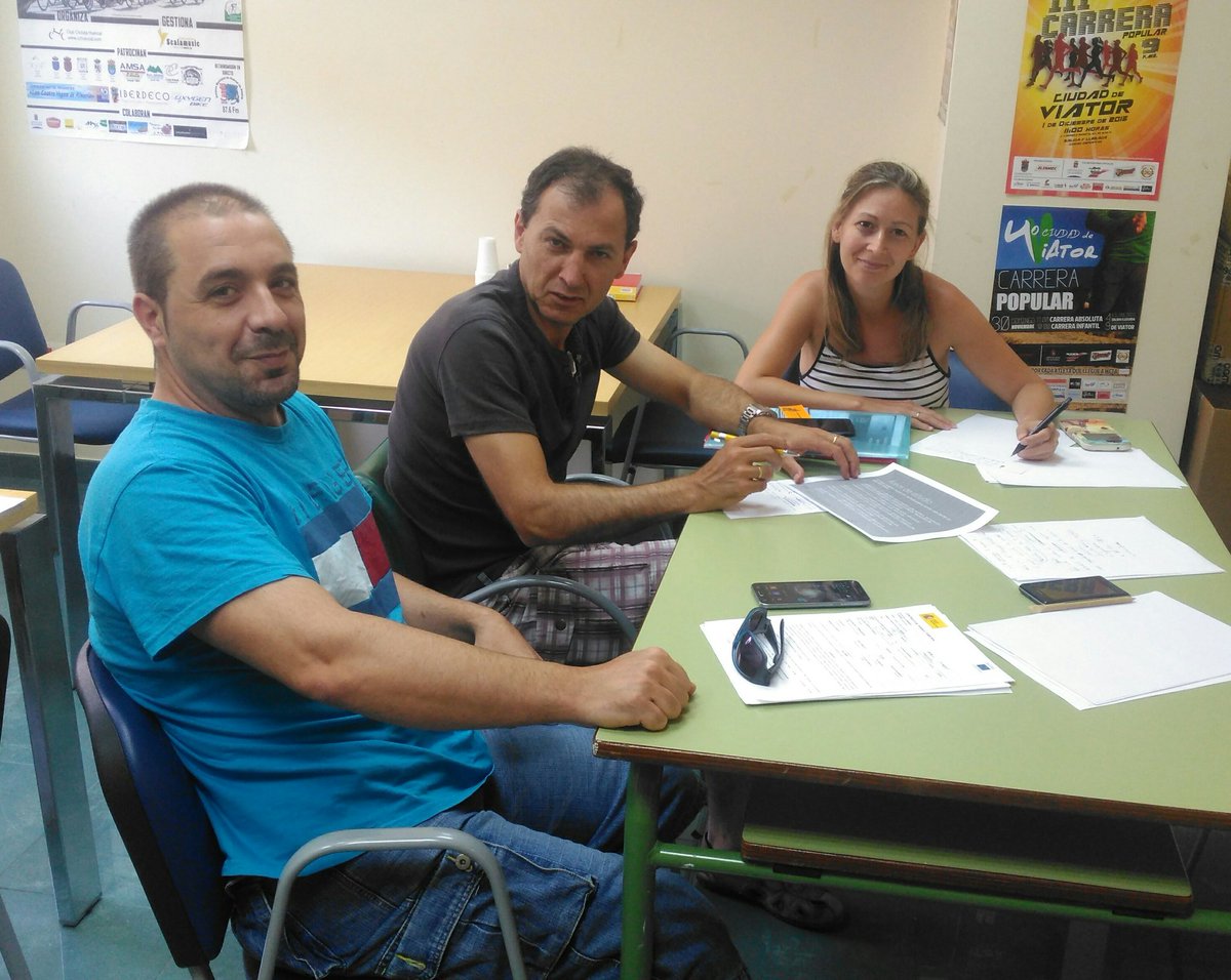 LanzaderaAlm's tweet photo. Mañana #cretiva y #solidaria en la LanzaderaAE #Viator. Fran ya insertado aprovecha su  descanso y  nos echa una mano #vídeocurriculum https://t.co/QcNCnQD6kk