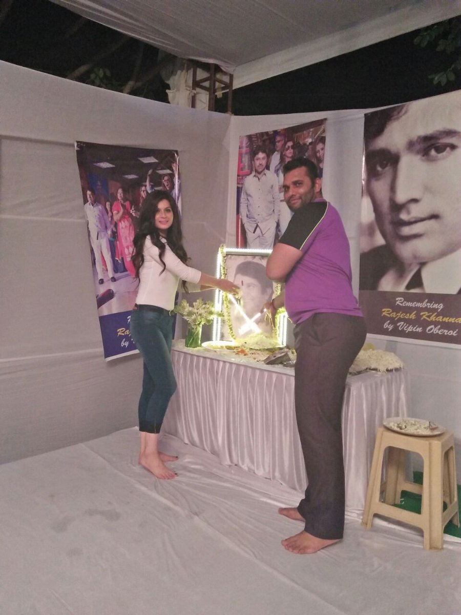 SultanMalik0's tweet photo. Remembering #RajeshKhanna  on his 5th death anniversary
आनंद मरा नहीं आनंद मरते नहीं. @mrsfunnybones 
Life Badi Nhi Lambi Honi chaiye https://t.co/0ieWDBJMEY
