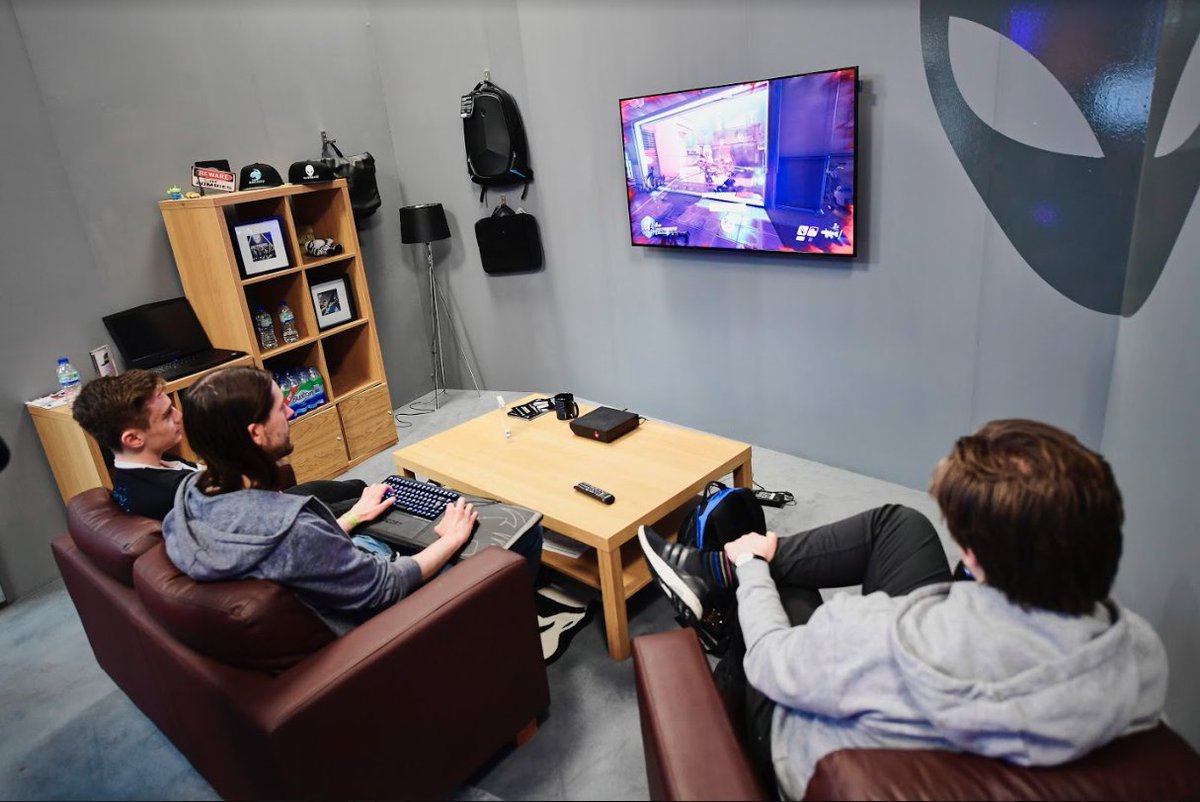 PCGWeekender's tweet photo. We could've spent hours at the @Dell @Alienware booth at #PCGW17 😍😍😍 https://t.co/IX9sJm4O02