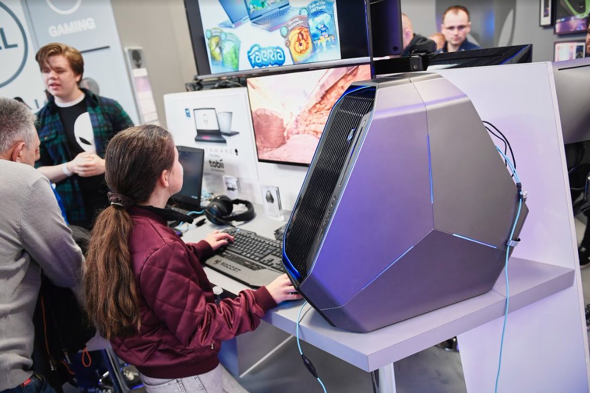 PCGWeekender's tweet photo. We could've spent hours at the @Dell @Alienware booth at #PCGW17 😍😍😍 https://t.co/IX9sJm4O02
