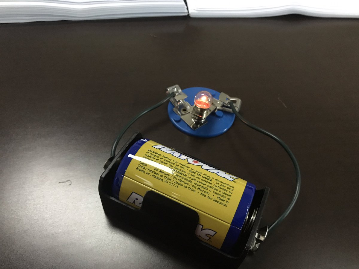 mhernandez616's tweet photo. These hands on lab activities are a great way to understand circuits, conductors, insulators and energy. @STARS_902 @GrayElemEagles https://t.co/sPmNMa8yy7