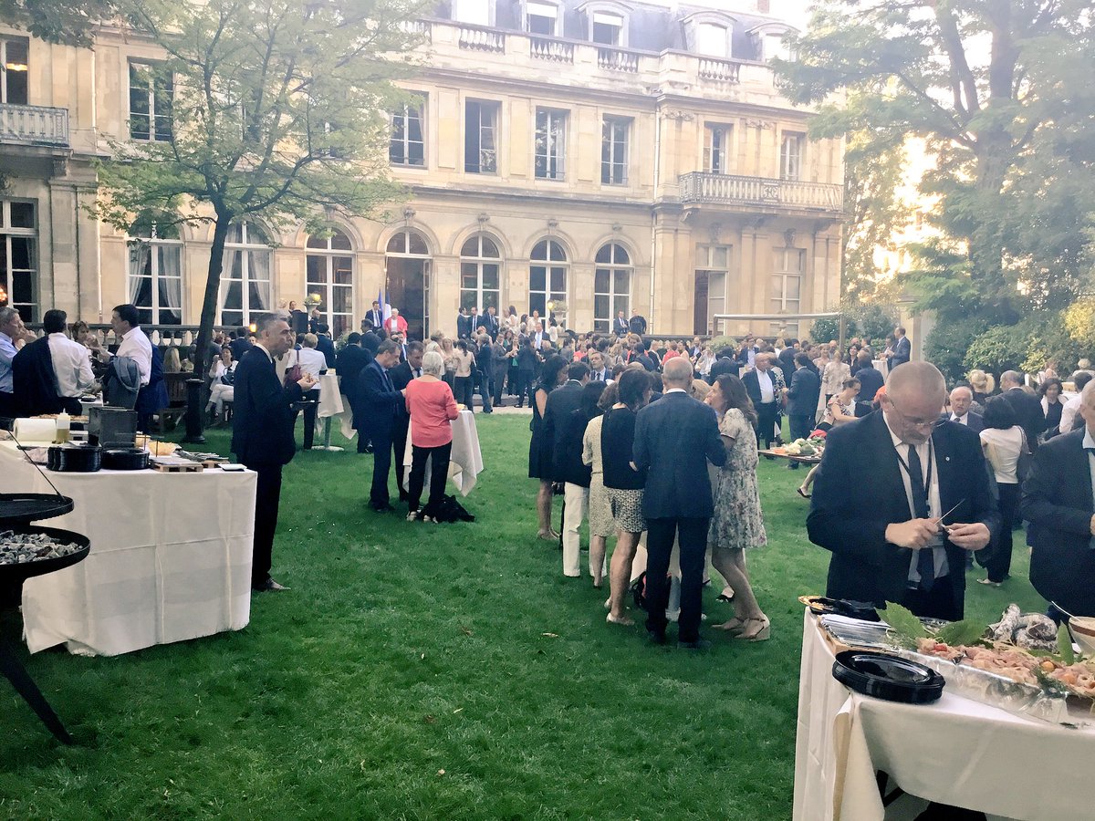 hbv2017's tweet photo. EnMarche09: RT CCastaner: Heureux d'accueillir EmmanuelMacron &amp; EPhilippePM pour un moment convivial avec les dépu… https://t.co/MCnRBlmahj