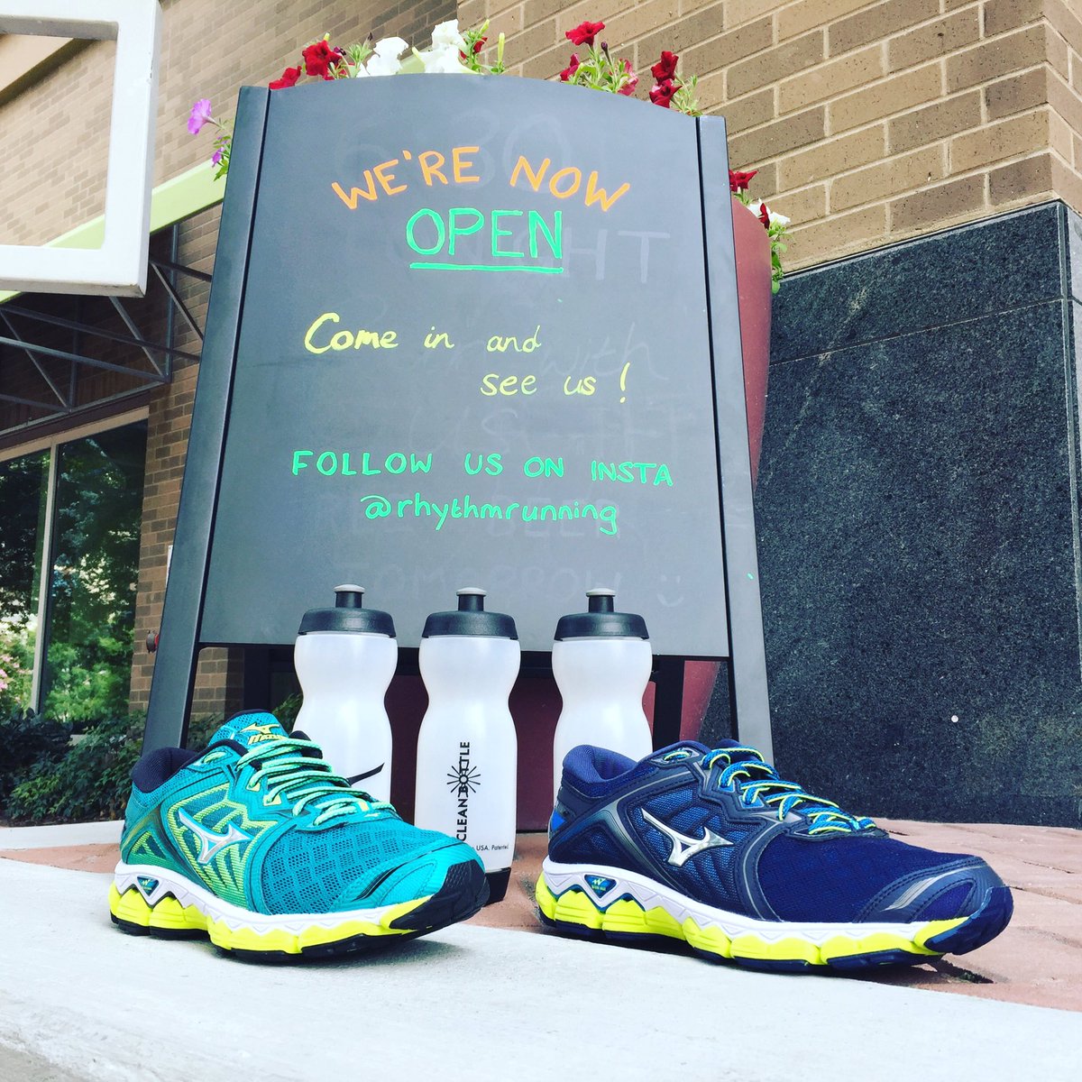 rhythmrunnash's tweet photo. Free @cleanbottle w purchase of any @mizunorunning shoe. Wave Sky- #fantastic #neutral #runningshoes #irunnashville #runnashville #nashville https://t.co/sJMHH1M9cs
