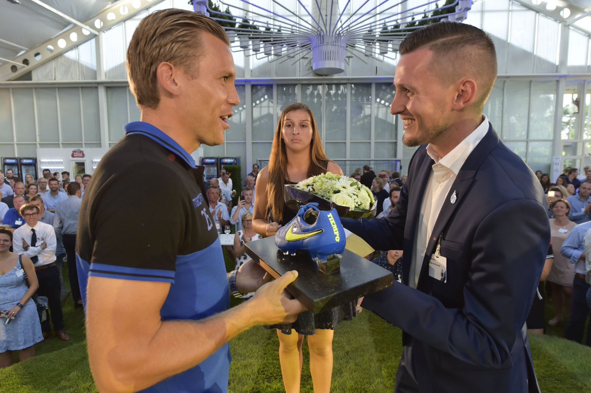 ClubBrugge's tweet photo. CLUB 1891-Member Arne Debou overhandigde vanavond De Blauwe Schoen aan Ruud Vormer! Proficiat Ruud!

https://t.co/WV02nBAy7A https://t.co/Vhas0BpiCo