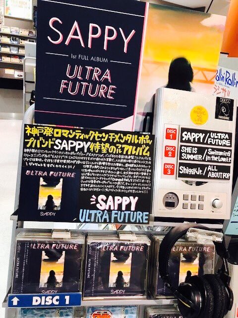 sappy_sappi's tweet photo. 本日『ULTRA FUTURE』リリースです！2まいめの写真は、タワレコ新宿店の展開！

恥ずかしながら、じぶんでもApple Musicでずっと聴いてるよこのアルバム。飽きるまでみんな聴いてね。

#ULTRAFUTURE
#本日発売日 https://t.co/HLWiX7K5AP