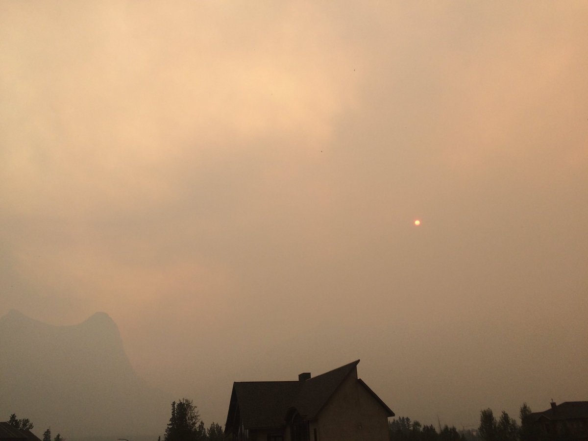 Sky now in Canmore as heavy ash falls from sky. Fire nears <a href="/BanffNP/">Banff National Park, Parks Canada</a> and <a href="/SunshineVillage/">Sunshine Village</a>. <a href="/CBCCalgary/">CBC Calgary</a> #BCWildfire #banfffire