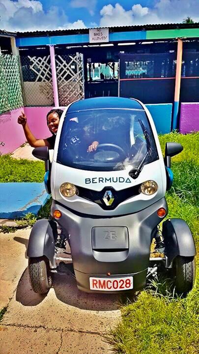 touristtuesday's tweet photo. Stopped Gombeys to toast our vote. Swizzle is remarkable! #notabike #wecanparkhere
#BdaVotes2017
#BermudaElection2017
#touristtuesdaybda https://t.co/UB3NuiOxjj