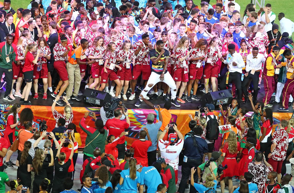 thecgf's tweet photo. The Bahamas 🇧🇸 delivers on its promise to "razzle-dazzle the Young Commonwealth" as the Youth Games are declared OPEN 🎆🎇 #BahamasCYG2017 https://t.co/o5GaCChFgn