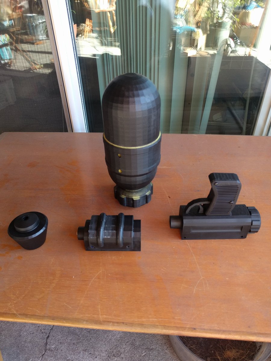 BossFightProps's tweet photo. Last minute splattershot build for the Splatoon 2 launch is coming together! #cosplay #splatoon #splatoon2 #nintendo https://t.co/2YkpuSYVuq