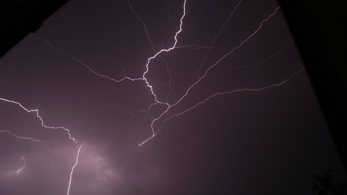 F1_Berger's tweet photo. Thunderstorm over #Guildford @getsurrey https://t.co/20H0famKy9