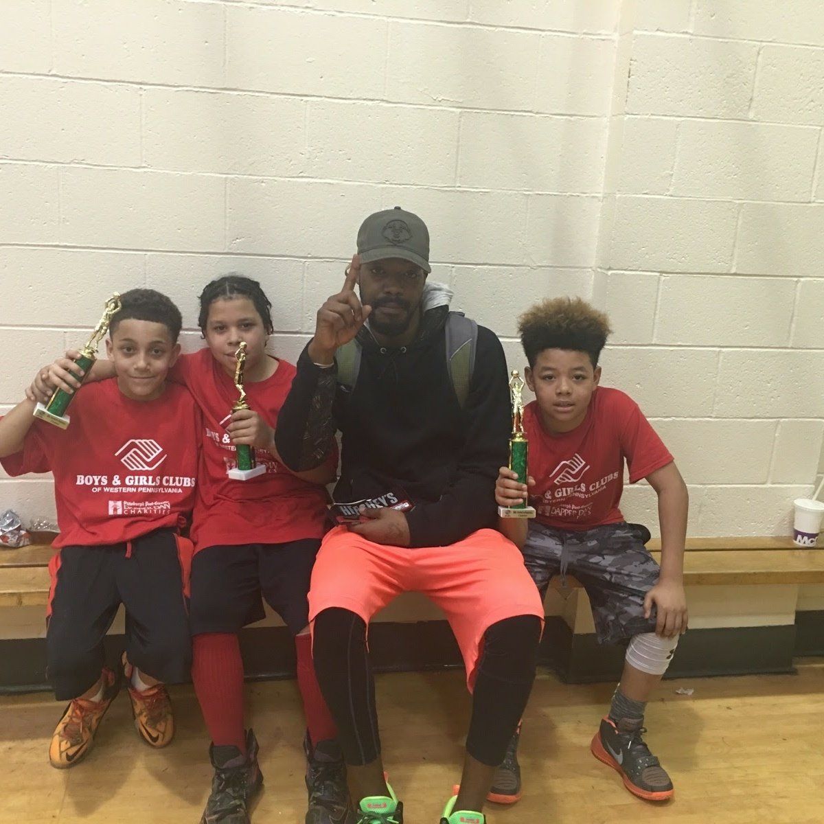 fratboi_slim's tweet photo. #NewProfilePic my son Marcus Jr on my left arm and couple of his teammates after winning our 4th straight chip #ballislife #thomasinc https://t.co/RhHt6Q76tL