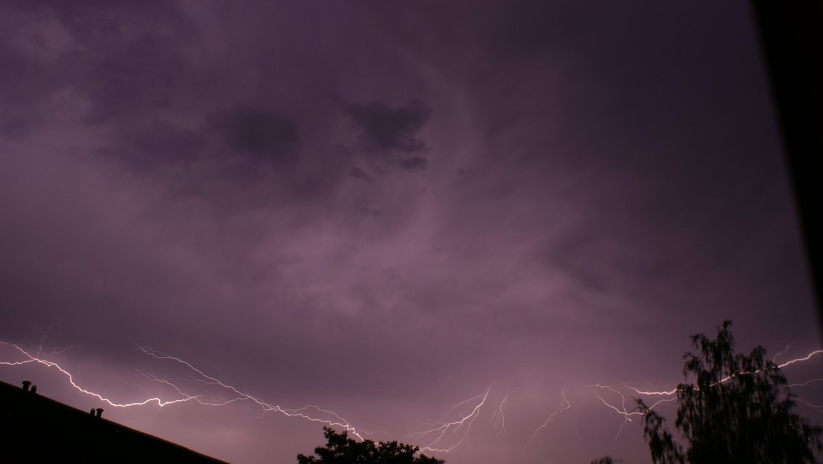 F1_Berger's tweet photo. Thunderstorm over #Guildford @getsurrey https://t.co/20H0famKy9