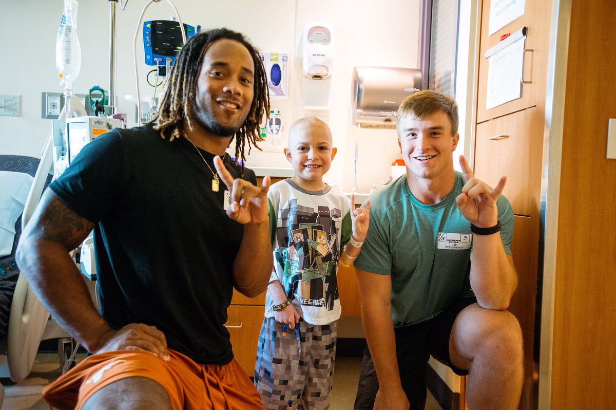 TexasFootball's tweet photo. We made some great new friends at @dellchildrens Medical Center today. 🤘 #ThisIsTexas #HookEm https://t.co/niny5ZMTmD