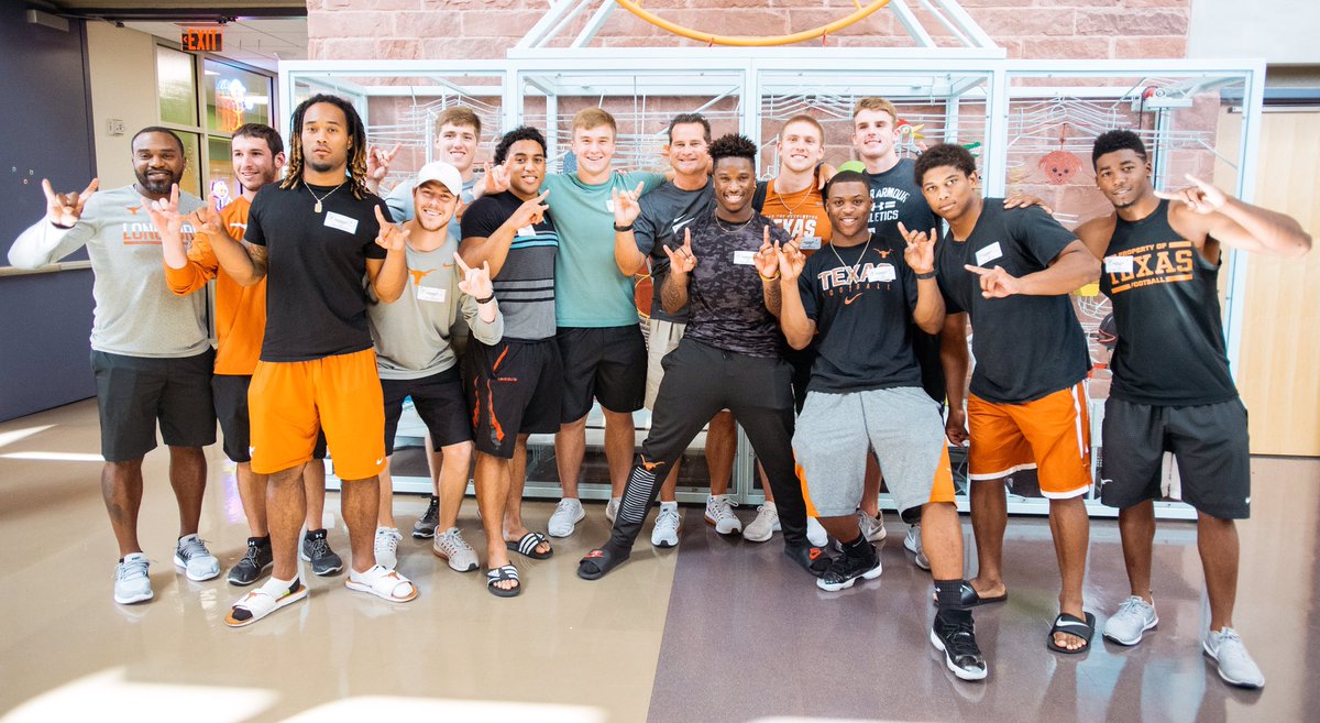 TexasFootball's tweet photo. We made some great new friends at @dellchildrens Medical Center today. 🤘 #ThisIsTexas #HookEm https://t.co/niny5ZMTmD