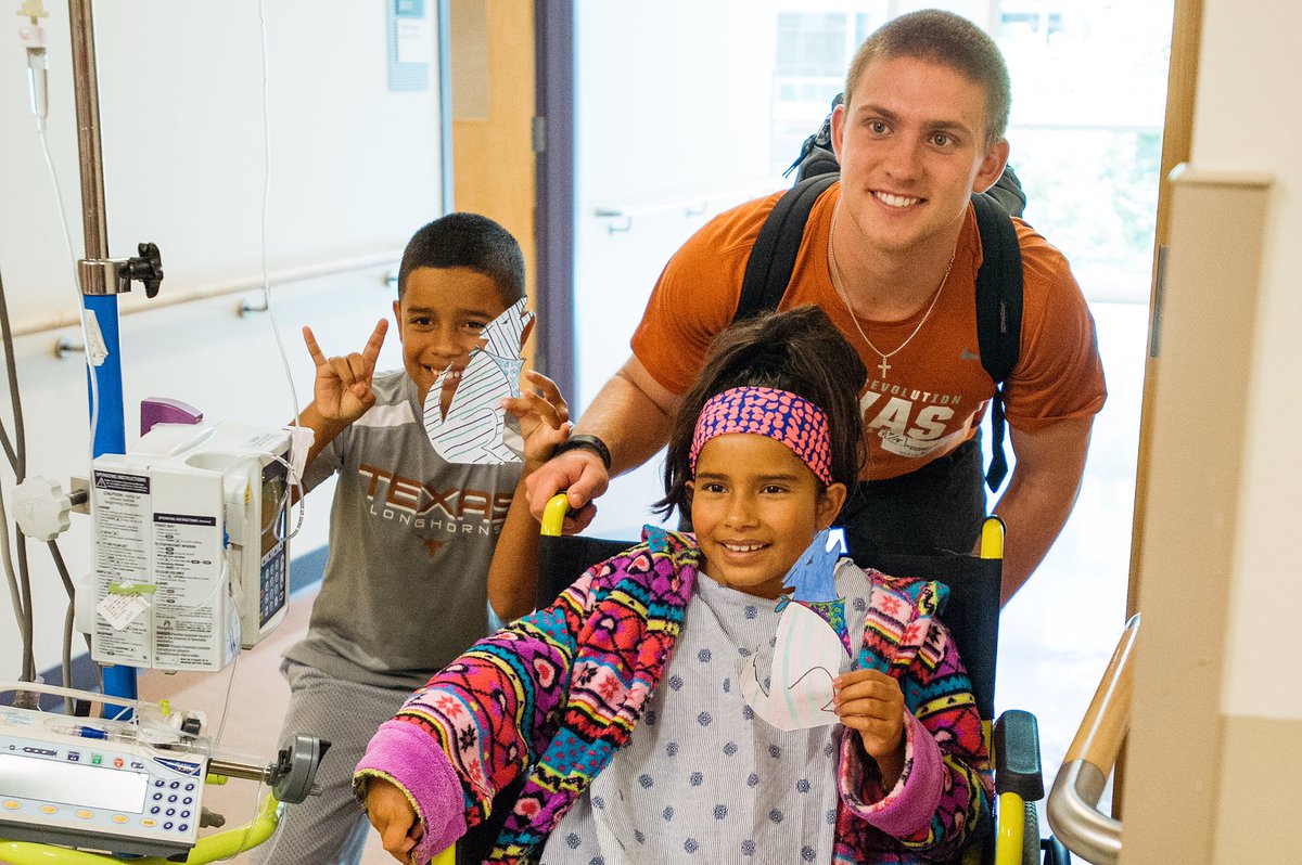 TexasFootball's tweet photo. We made some great new friends at @dellchildrens Medical Center today. 🤘 #ThisIsTexas #HookEm https://t.co/niny5ZMTmD