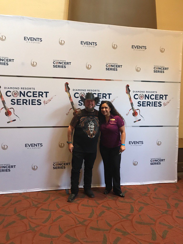 Anacordova75's tweet photo. Colt Ford!!!! #drisummershowdown #OneTeamAz https://t.co/hbTxEWufPt
