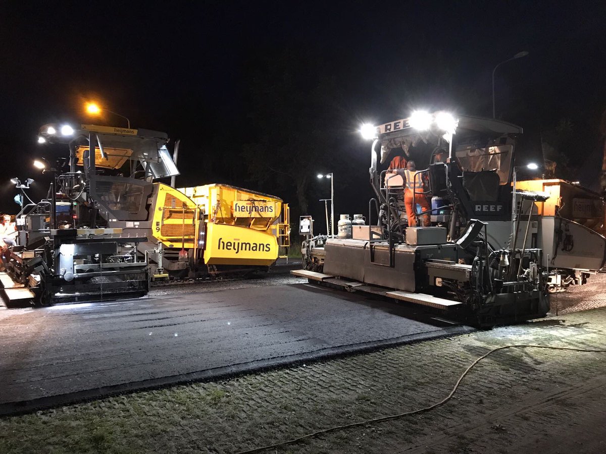 MaikelWelmers's tweet photo. #nachtwerk #asfalt op de N225 Renkum @provgelderland @heijmansnl @ReefInfra #naadloos #schuttlebuggy #kwaliteit #samensterk https://t.co/F74TVQA9PC