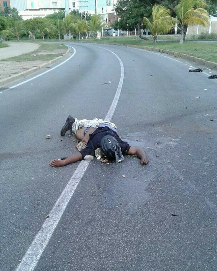 ElpulsoVzla's tweet photo. Primer colectivo escoñetado en #Lecheria #18Julio si vienes con pistolas no los van a recibir con rosas #HoraCero https://t.co/x7TRMtl2lo