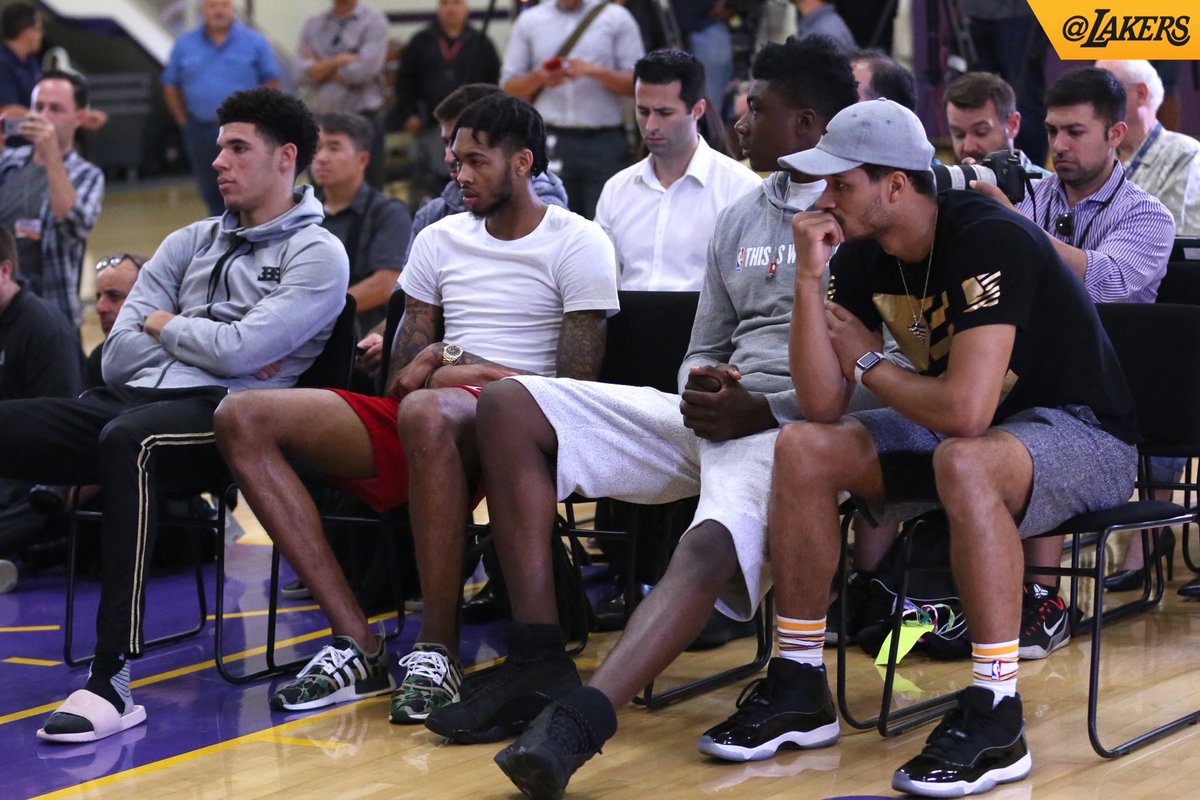 ChrisfLewis's tweet photo. This picture gets me so hype for the future. #lakeshow #returnofshowtime https://t.co/f6jkX06Qqf