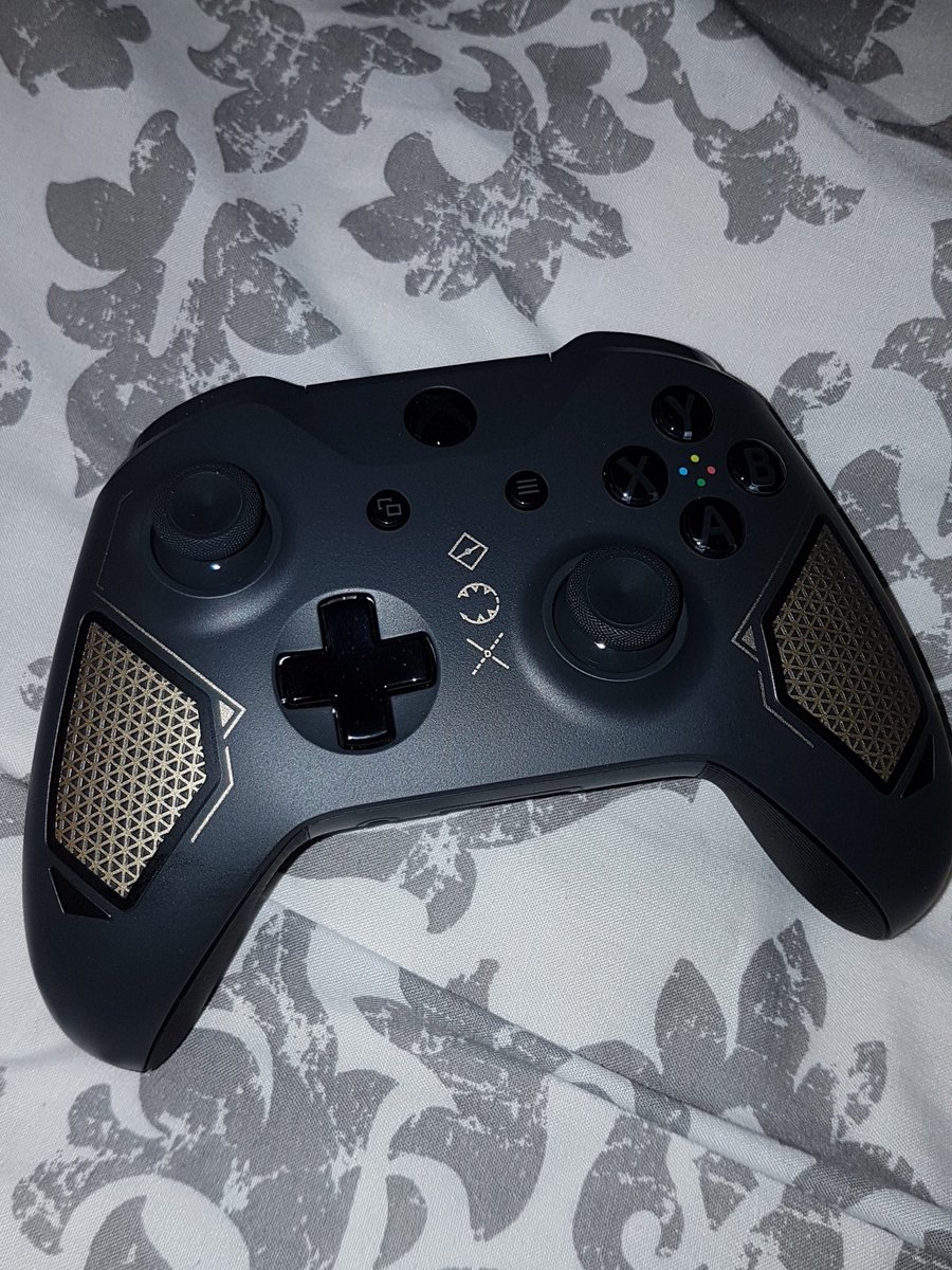 ronnieneill1's tweet photo. #XboxOneS #ReconTech oh yeah 👌😎🎮 favourite controller next to the Forza special edition 👍 https://t.co/3JpCTgP4BG