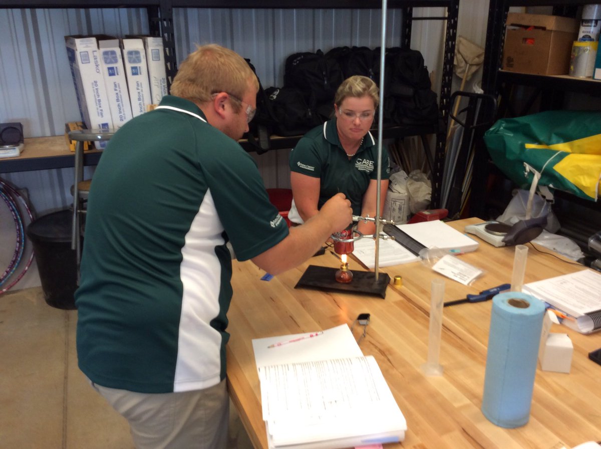 meyermar51's tweet photo. Comparing combustion of ethanol and kerosene. Which is more efficient? Which burns cleaner? APT nerds are investigating. @case4learning https://t.co/u5uOfeE0gN