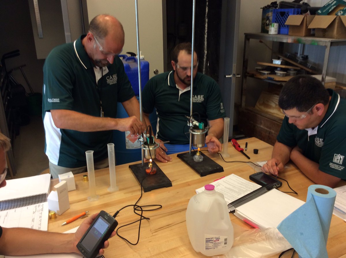 meyermar51's tweet photo. Comparing combustion of ethanol and kerosene. Which is more efficient? Which burns cleaner? APT nerds are investigating. @case4learning https://t.co/u5uOfeE0gN