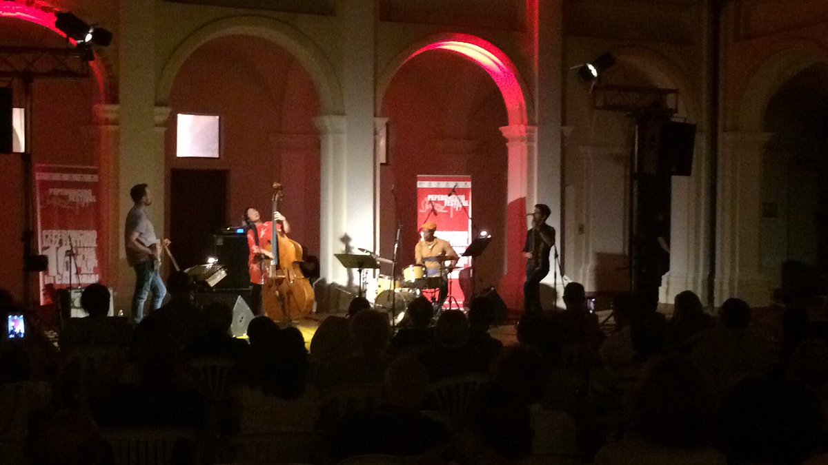 amminDanieledaC's tweet photo. Bello, intenso, espressivo concerto di #LindaMayHanOh #Quartet @lmoh000 al #Peperoncino @fest_jazz #Castrovillari #Protoconvento Brava!!! https://t.co/QUGcBg9xoZ