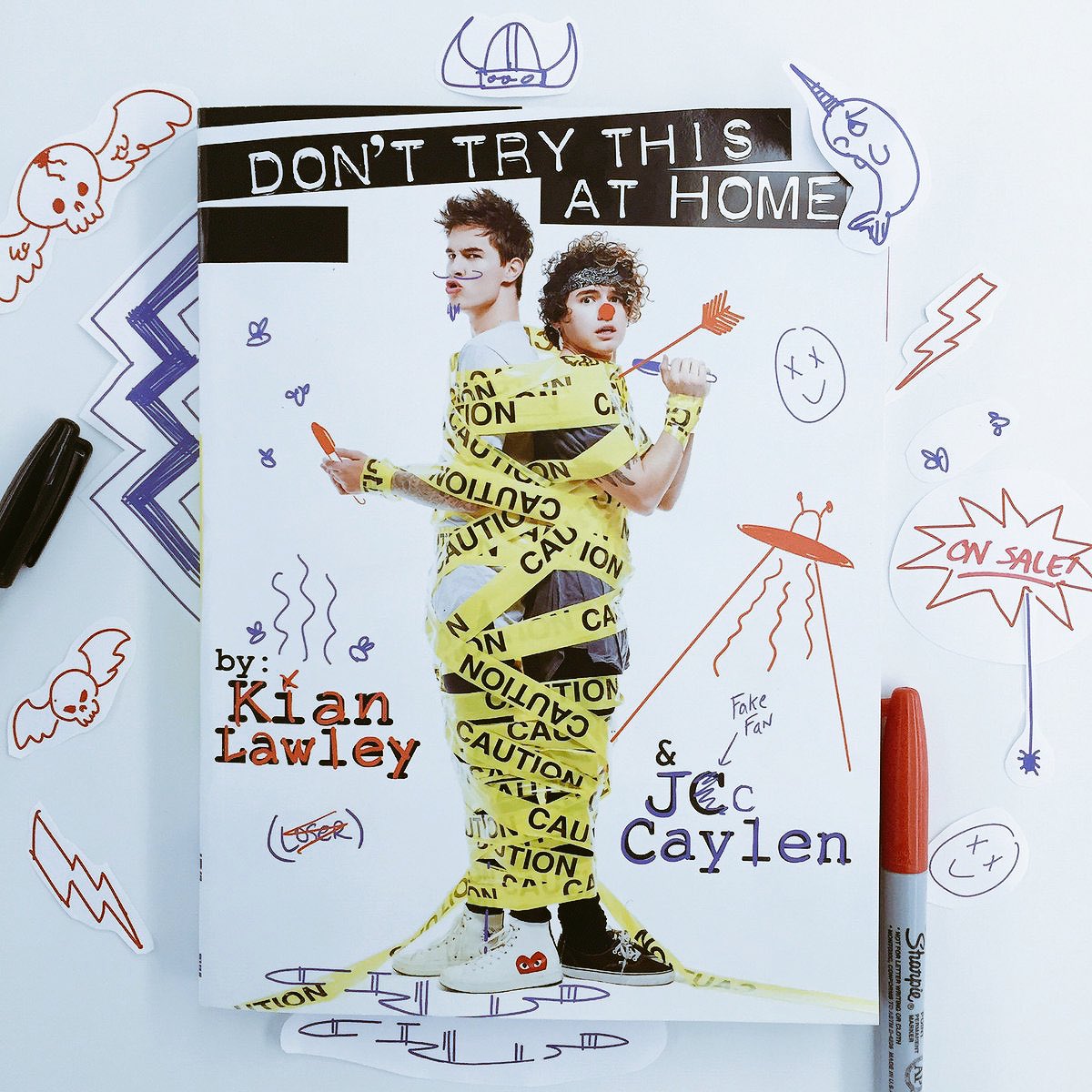 JcCaylenTeam's tweet photo. 🎉10K FOLLOWERS GIVEAWAY🎉

rt to win;
either @kianandjc's "don't try this at home" book⚠️ or @jccaylen's cloud pin☁️ (read how to win below) https://t.co/hMYkXiCpfW