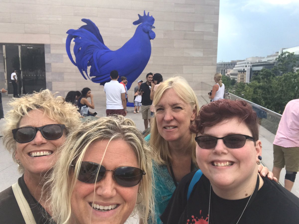 MsCarynMichael's tweet photo. Hanging with Katharina Fritsch's Blue Rooster at @NationalGallery for #summervisiondc https://t.co/KYwm3l5VSf