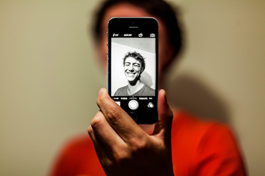 slashgear's tweet photo. iPhone selfies may look better in the future thanks to this patent - https://t.co/EmeSF6Np4J https://t.co/9fFdfZNc2v