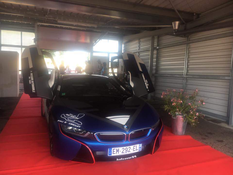 bmwlescar64's tweet photo. Notre BMW i8 était sur le tapis rouge aujourd'hui pour le #EmotionTour @BMWi_France @Blooweels https://t.co/s7VAtjtC0T