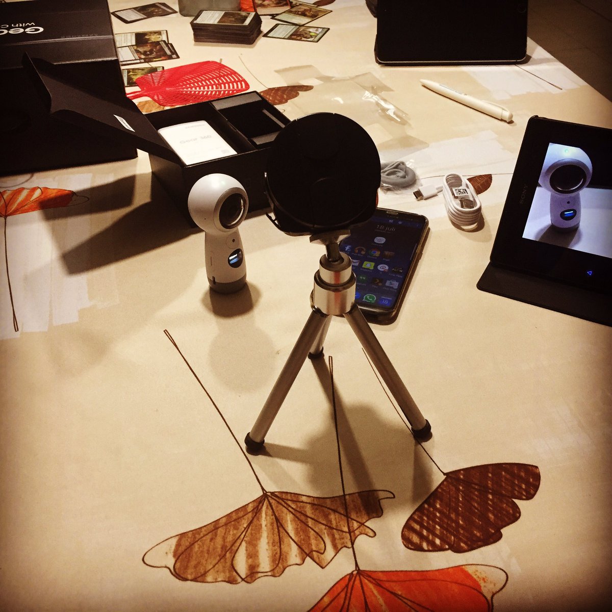 GeekyTown's tweet photo. Avondwerk: unboxing video's van Gear 360 &amp; Gear VR van @SamsungBelgie #insidersGear360 @TheInsidersBENL @Samsung_NL https://t.co/fRbTFyWTWN