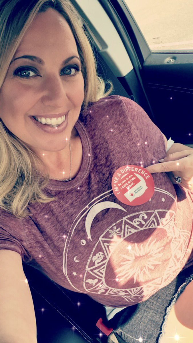 LaurieKelly25's tweet photo. I donated blood today!! You should too!! The American Red Cross needs YOU!! 💉 #somuchfilter ha ha ha! #americanredcross #giveblood https://t.co/utOs3XAQ4B