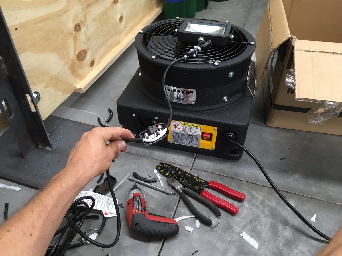 grahamprojects's tweet image. Done splicing cord switches 4 LED lights on my 27 #DancingForest blowers. Ready for install! #artscape2017 #grahamprojects #madeatopenworks