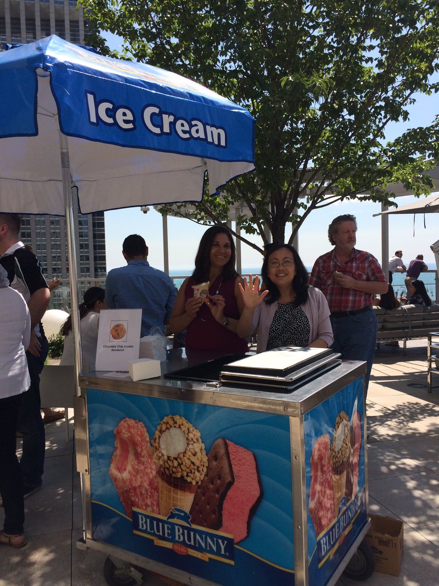 izzie511's tweet photo. Nothing like having a cool ice cream treat on a hot sunny day.  #prudentialplaza @JLLChicago #icecreamsocial https://t.co/LkuOfDWKYT