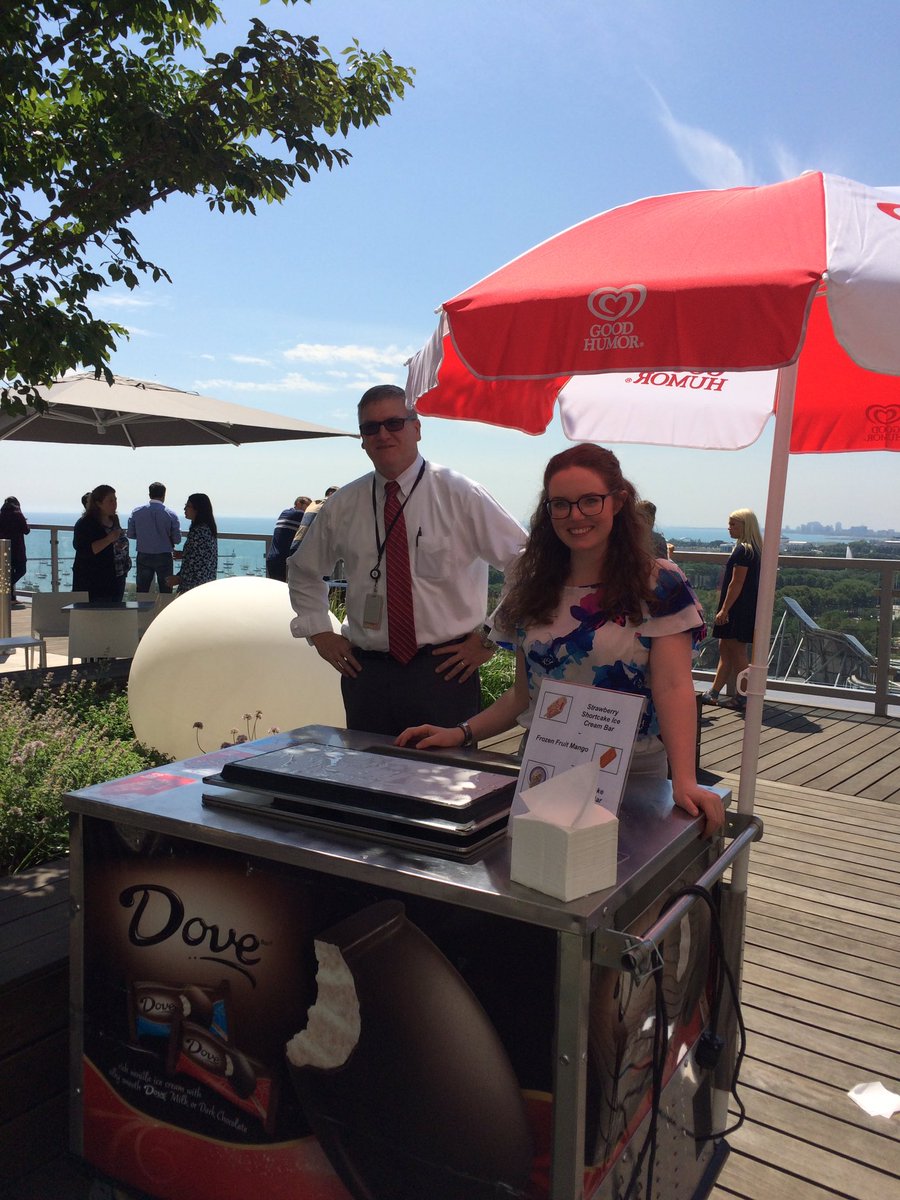 izzie511's tweet photo. Nothing like having a cool ice cream treat on a hot sunny day.  #prudentialplaza @JLLChicago #icecreamsocial https://t.co/LkuOfDWKYT