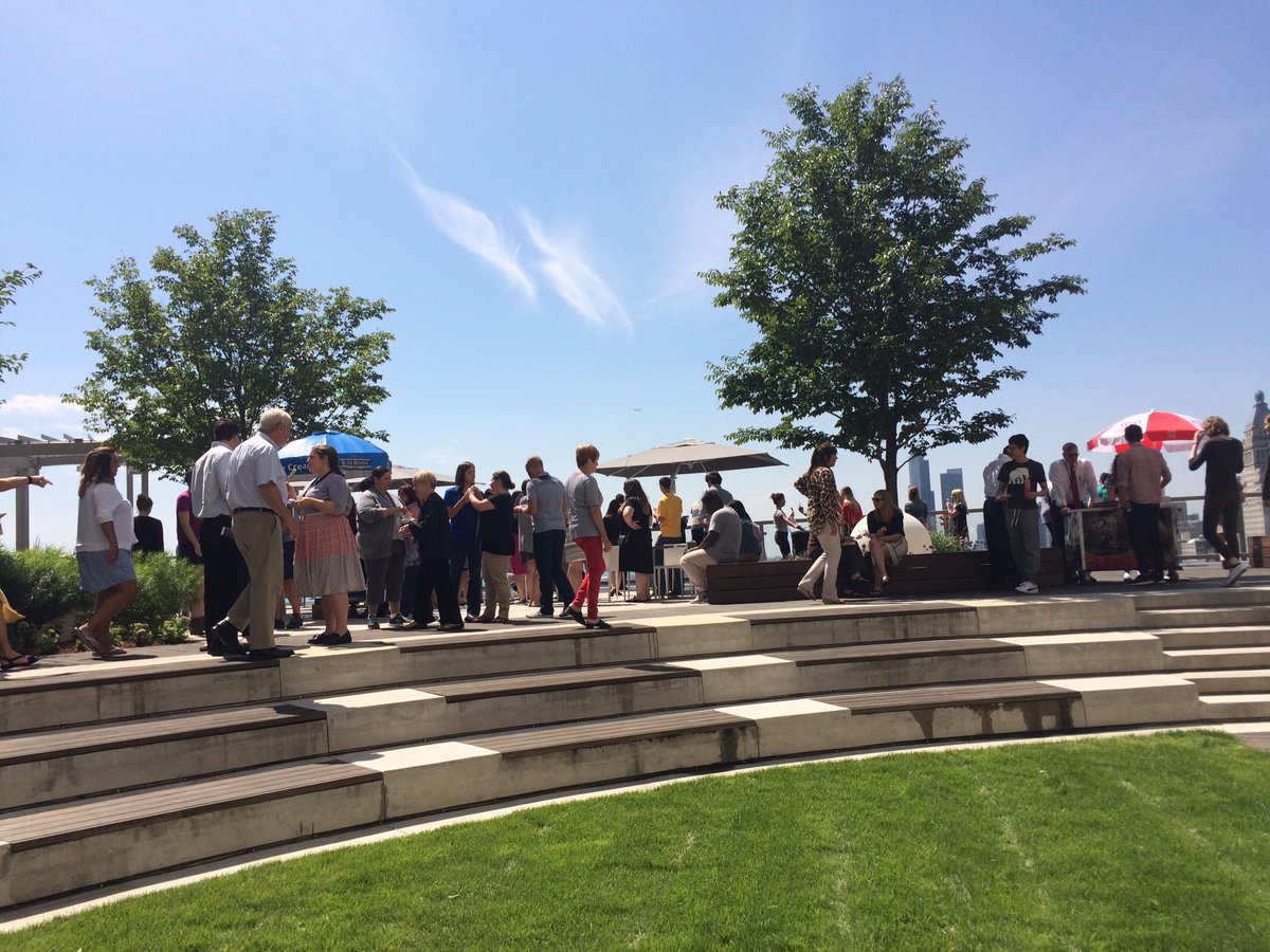 izzie511's tweet photo. Nothing like having a cool ice cream treat on a hot sunny day.  #prudentialplaza @JLLChicago #icecreamsocial https://t.co/LkuOfDWKYT