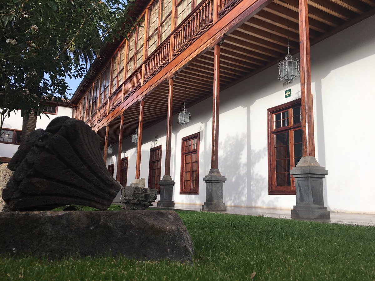cristoyusta's tweet photo. Apaga el teléfono y enciende el #corazón ❤️ #Tenerife #LaLaguna https://t.co/dieiVhqwSp
